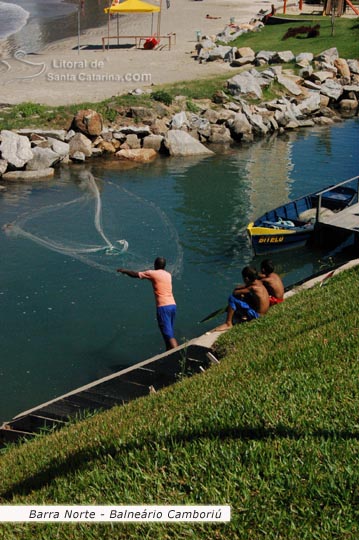 Pescador jogando tarrafa na barra norte de Balneário Camboriú.