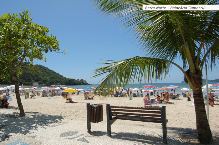 Praia lotada na barra norte em balneário camboriú.