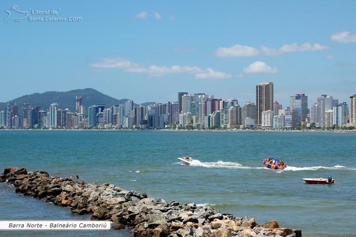 Lancha, banana boot e  o mar azul da barra norte em Balneário Camboriú.