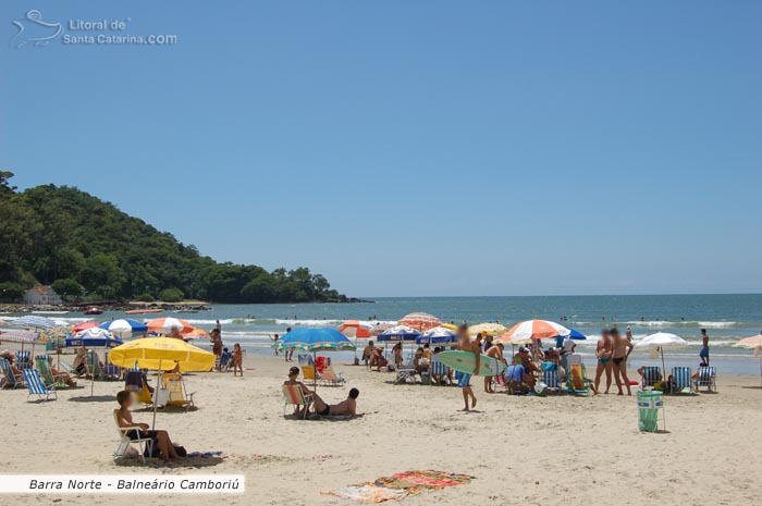 Pessoas se divertindo e aproveintando um lindo dia de sol, na barra norte em Balneário Camboriú.