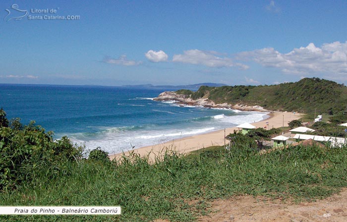 Vista da praia do pinho em balneári camboriú e ao fundo o mar azul e um morro espetacular.