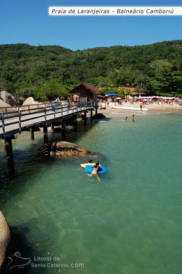 Crianças brincando na praia de laranjeiras em Balneário Camboriú.