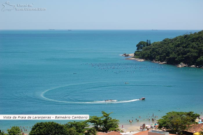 Vista da praia de laranjeiras em balneário camboriú.