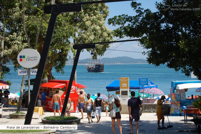 Pessoas passeando no calçadão da praia de laranjeiras em balneário camboriú.