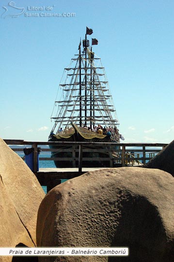 Barco capitão gancho se preparando para um passeio por balneário camboriú em santa catarina.