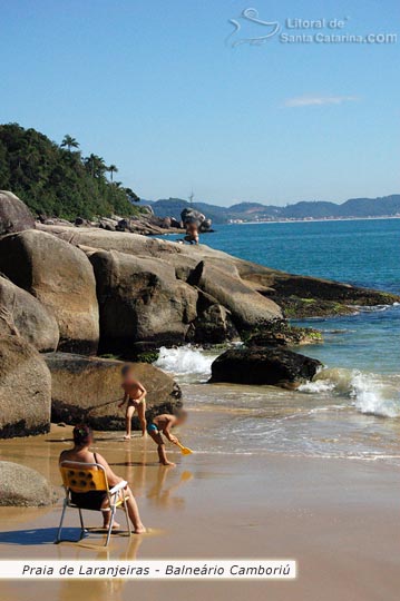 Crianças se divertindo na praia de laranjeiras em balneário camboriú.