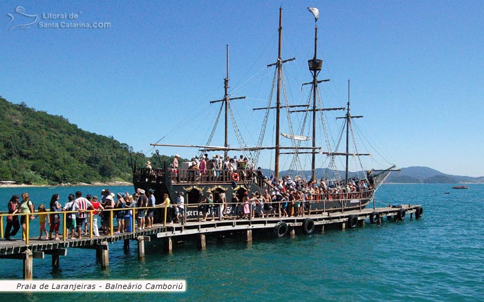 Turístas chegando de barco na praia de laranjeiras em Balneário Camboriú.