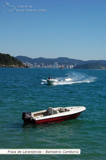 Lancha chegando na praia de laranjeiras em Balneário Camboriú.