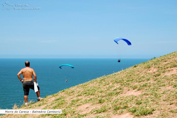 Homem adimirando o vôo livre no morro do careca em Balneário Camboriú - Santa Catarina.