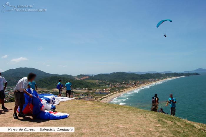 Pessoas se preparando para o vôo do morro do careca em balneário camboriú.