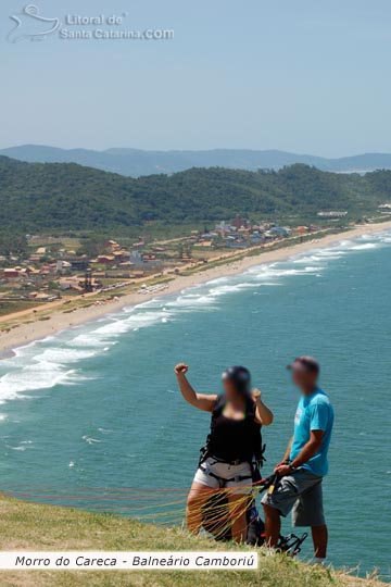 Menina comemorando o seu vôo no morro do careca em balneário camboriú.