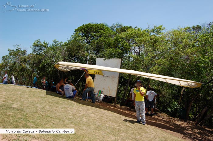 Pessoa batendo um papo antes do vôo no morro do careca em balneário camboriú.