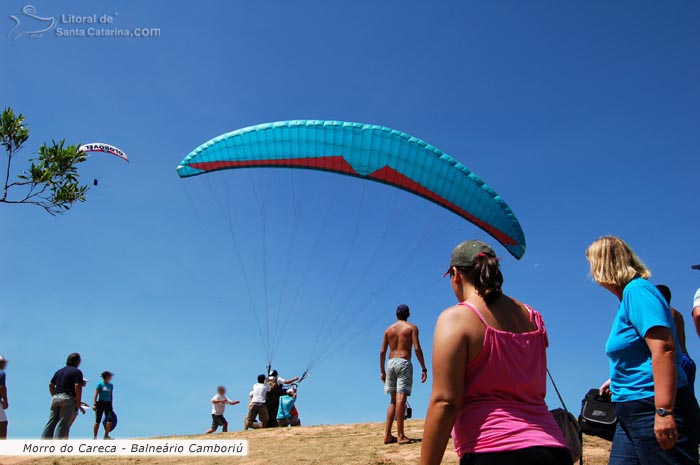 Todas as pessoas adimiradas com o vôo duplo que vai acontecer no morro do careca em Balneário Camboriú.