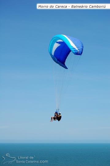 Vôo duplo saindo do morro do careca em Balneário Camboriú.