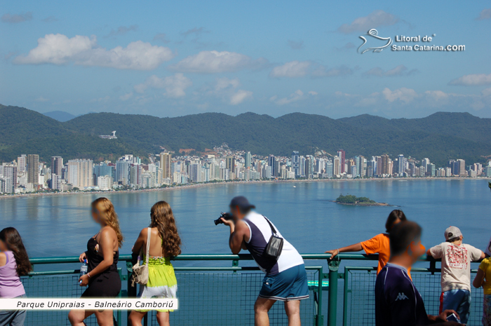 Fotógrafo captando uma imagens do mirante do Parque Unipraias Camboriú.