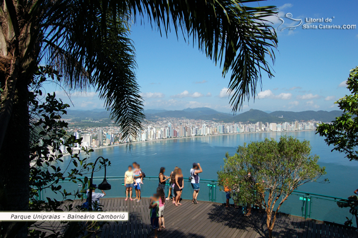 Pessoas no mirante do Unipraias em Balneário Camboriú.