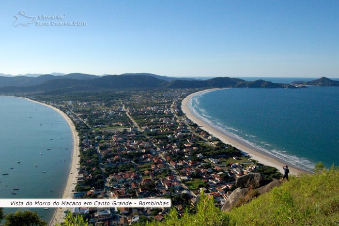 Vista do Morro do Macaco, do lado esquerdo a Baía de Zimbros e do lado direito fica a praia de Canto Grande e Mariscal - Bombinhas