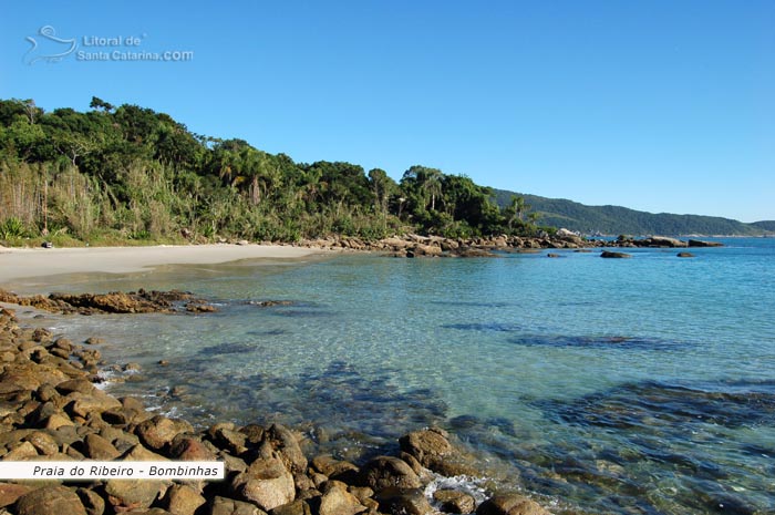 Praia do Ribeiro em Bombinhas, maravilhosa para a prática de mergulho.