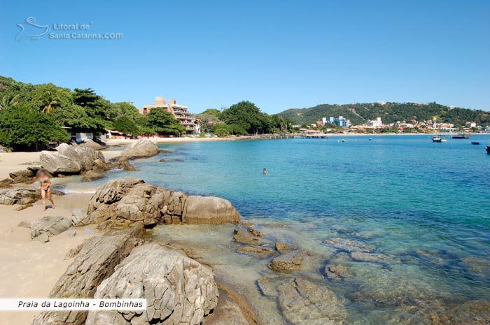 Praia da Lagoinha em Bombinhas, ótima para a prática de mergulho.