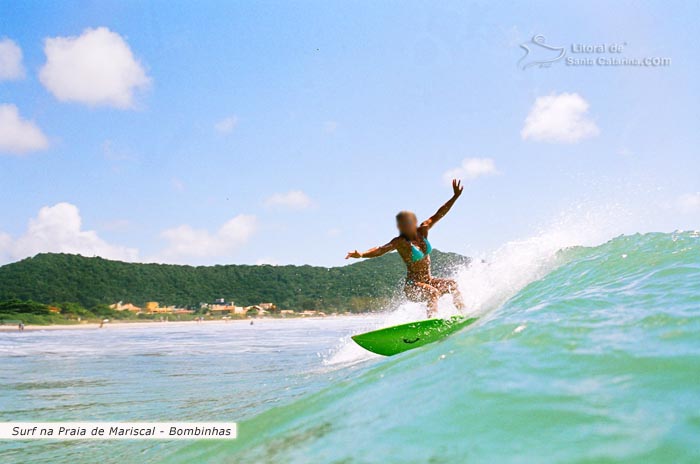 Surf na Praia de Mariscal em Bombinhas, neste pico rola altas ondas.