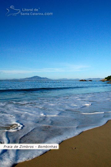 Praia de Zimbros em Bombinhas e ao fundo uma fazenda de ostras.