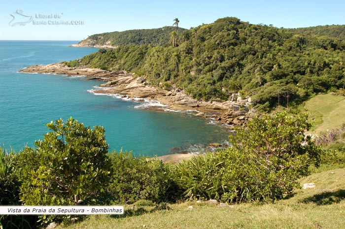 Vista da Praia da Sepultura em Bombinhas, o paraíso mora neste lugar.