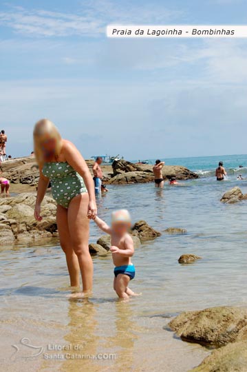A Vó acompanha e se diverte com seu netinho na Praia da Lagoinha em Bombinhas.