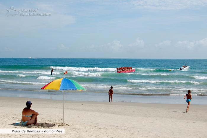 Pessoas se divertindo de Banana Boot e uma linda tarde de sol na Praia de Bombas em Bombinhas.