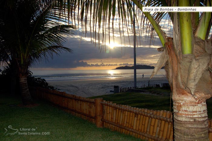 Nascer do sol em frente a Pousada Mauna Lani na Praia de Bombas em Bombinhas.