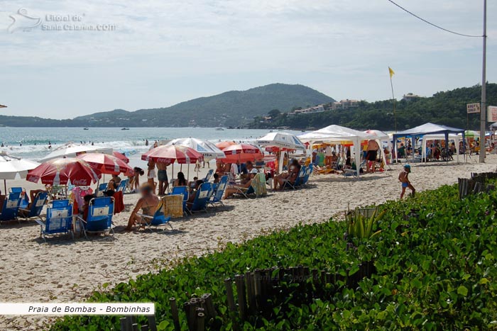 Praia lotada e com uma infra estrutura completa na Praia de Bombas em Bombinhas.