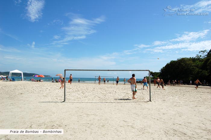 Pessoas jogando futebol de areia na Praia de Bombas em Bombinhas.