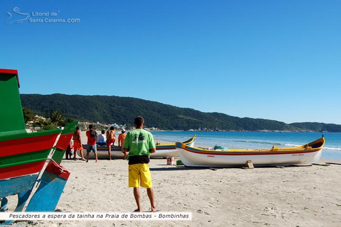 Pescadores a espera da tainha na Praia de Bombas em bombinhas.