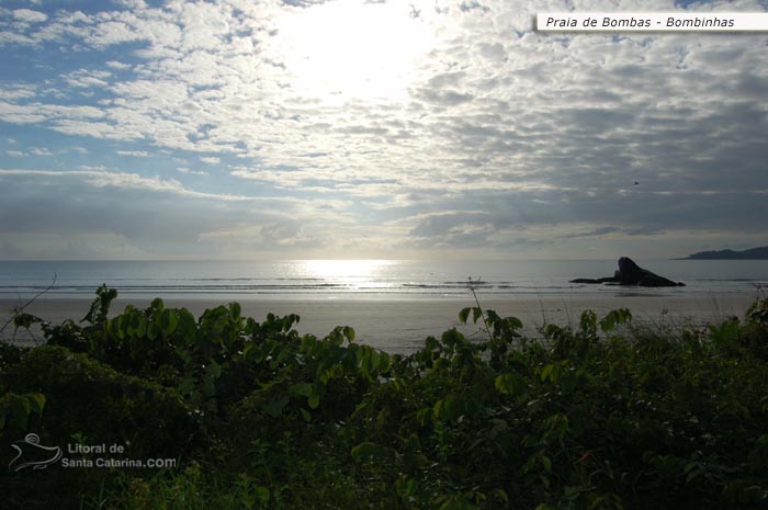 Restinga e Nascer do sol na Praia de Bombas em Bombinhas.