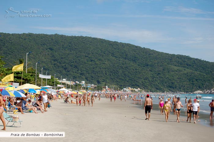 Praia cheia e infra estrutura completa ao turista na Praia de Bombas em Bombinhas.