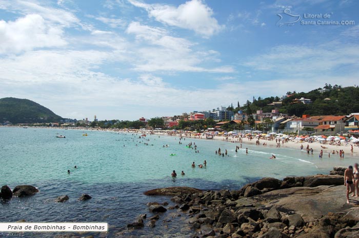 Canto esquerdo da Praia de Bombinhas ao lado do Hotel Bombinhas Tourist, cenário ideal para curtir uma linda paisagem.