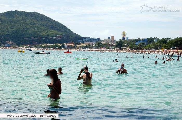 Pessoas mergulhando na maravilhosa Praia de Bombinhas.