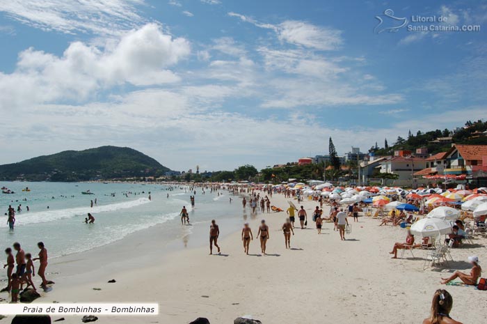 Praia de Bombinhas cheia no verão.