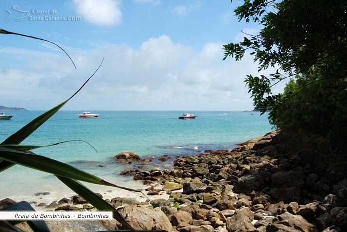 Águas cristalinas da Praia de Bombinhas.