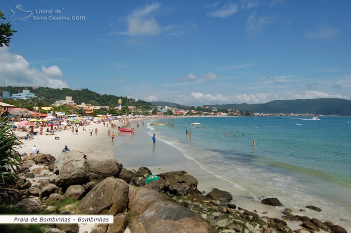 Vista da Praia de Bombinhas repleta de turistas se divertindo neste paraíso.