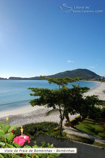 Vista da Praia de Bombinhas, natureza e muito charme é o diferencial desta praia.