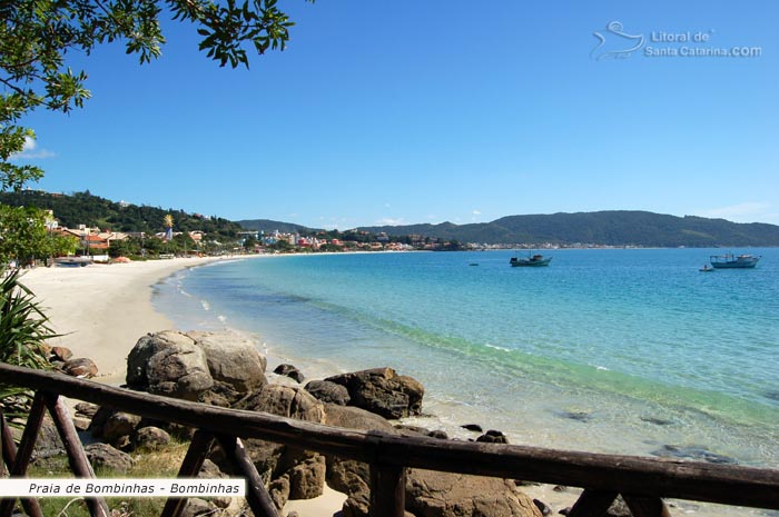 Vista do canto direito da Praia de Bombinhas.