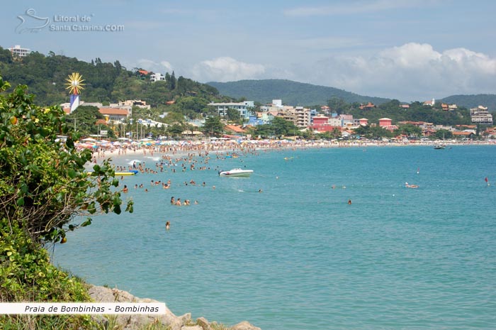 Vista da Praia de Bombinhas, repleta de turistas.
