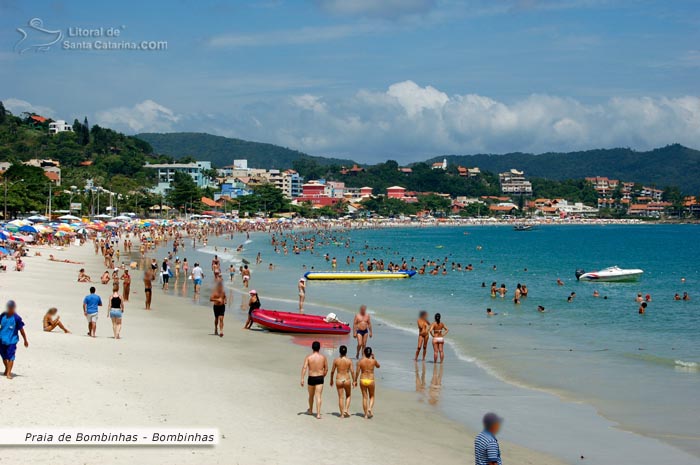 Mar azul e muita diversão na Praia de Bombinhas.