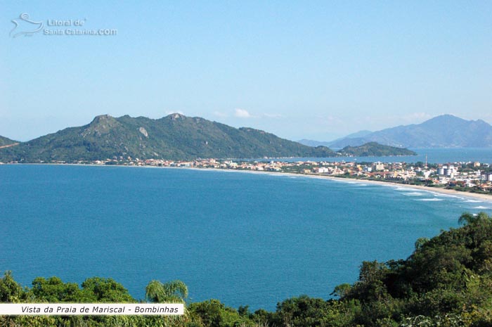 Vista da Praia de Mariscal, ao fundo o morro do macaco e do lado direito a a baía de Zimbros em Bombinhas.