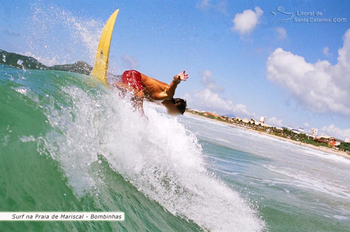 Surf na Praia de Marical em Bombinhas.