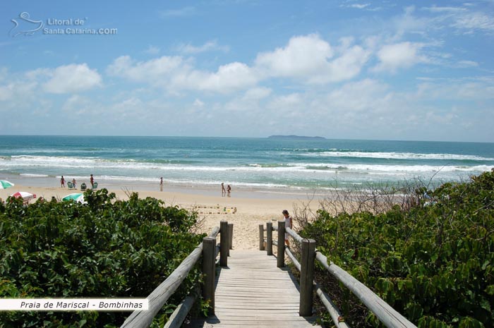 Praia de Mariscal em Bombinhas e ao fundo a preservada Ilha do Arvoredo.