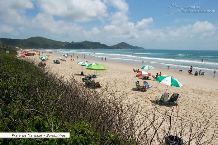 Pessoas descansando na maravilhosa Praia de Mariscal em Bombinhas.