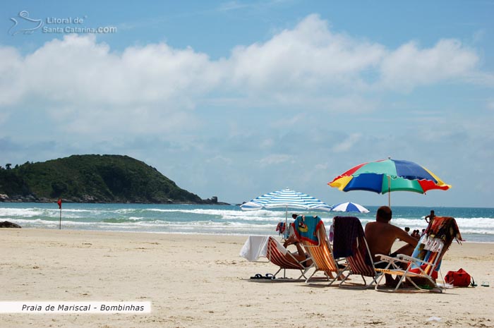 Família aproveitando o sol na Praia de Mariscal em Bombinhas.