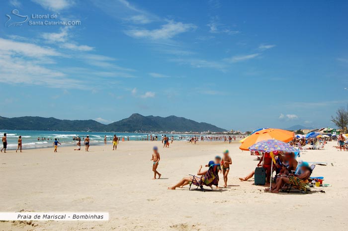 Famílias aproveitando uma linda tarde de sol na Praia de Mariscal em Bombinhas.