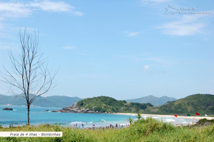 Praia de Quatro Ilhas em Bombinhas, cercada de vegetação nativa.